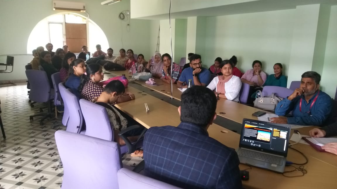 Holding a session on Iranian studies in the department of politic of the University of Bombay.